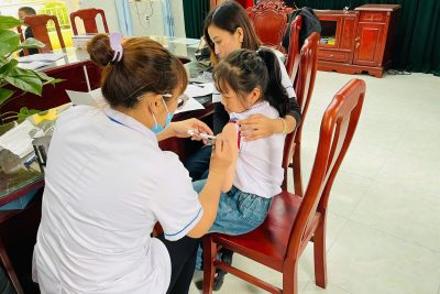 TRƯỜNG TIỂU HỌC GIAO THIỆN PHỐI HỢP VỚI TRẠM Y TẾ XÃ Ổ CHỨC TIÊM PHÒNG CHO HỌC SINH LỚP 2